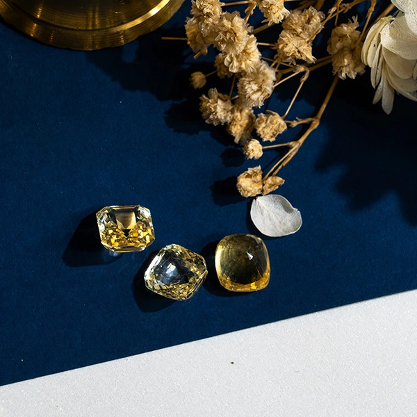 Gold pendant necklace